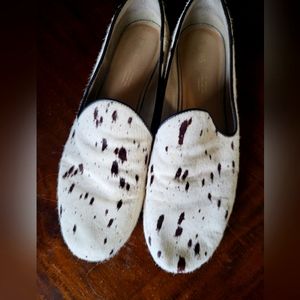 Adorable hide-on hair cow print Tom flats